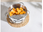 Morceaux de citrouille dans un cuiseur vapeur sur un dessous de plat en paille.