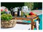 Bar extérieur en bois avec accessoires de cuisine, Naturelassen huile d'olive et légumes frais.