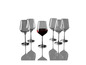 Un verre de vin rouge et quatre verres vides