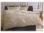 Parure de lit florale beige sur un lit avec une tête de lit gris foncé.