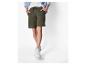 Shorts olive et baskets blanches pour homme.