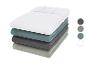 Pile de draps housses de différentes couleurs : blanc, bleu, gris foncé et vert clair.
