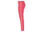 Un pantalon rose avec une bande argentée sur les côtés.