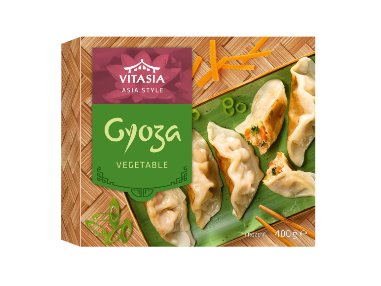 Gyoza végétariens surgelés sur une assiette verte avec des baguettes, style asiatique.