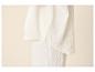 Tissu de coton blanc à texture froissée, idéal pour les vêtements d'intérieur ou de nuit.