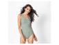 Femme en débardeur et slip vert.