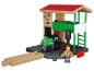 Train en bois avec locomotive, wagon et gare.