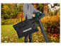 Un sac Parkside noir avec un souffleur à feuilles vert dans un environnement automnal.