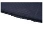 Matelas de camping bleu marine avec motif géométrique.