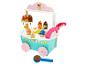 Chariot de glaces en bois pour enfants avec divers desserts et accessoires.