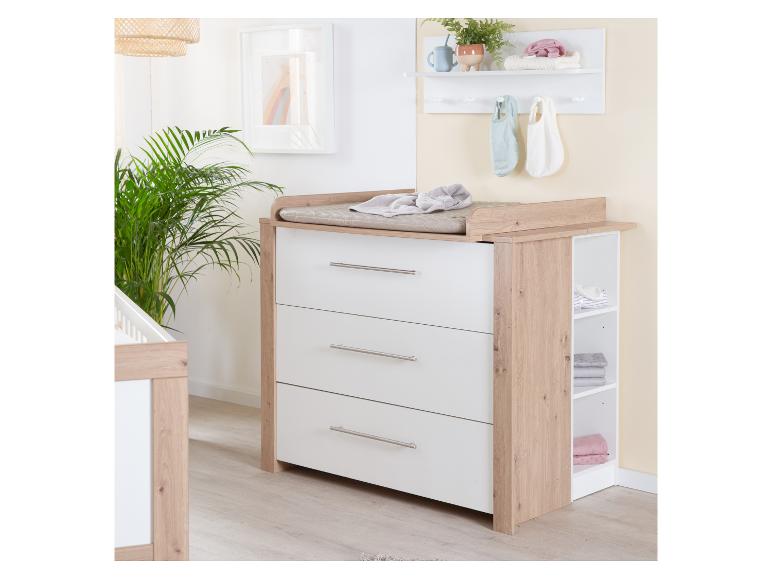 Commode à langer en bois et blanc avec étagères et lit bébé.