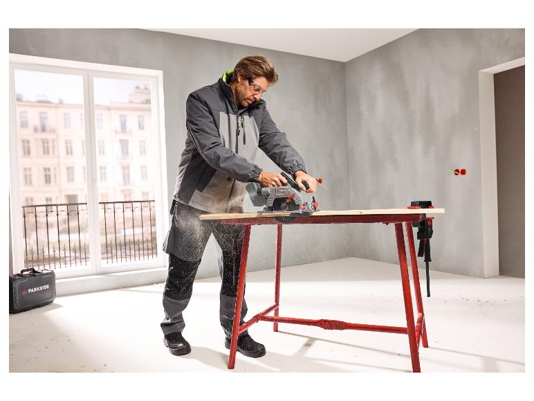 Scie circulaire sans fil PARKSIDE PERFORMANCE® PPHKSA 20-Li A1 coupant du bois.