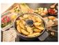 Pommes de terre rôties au romarin dans une poêle Staub.