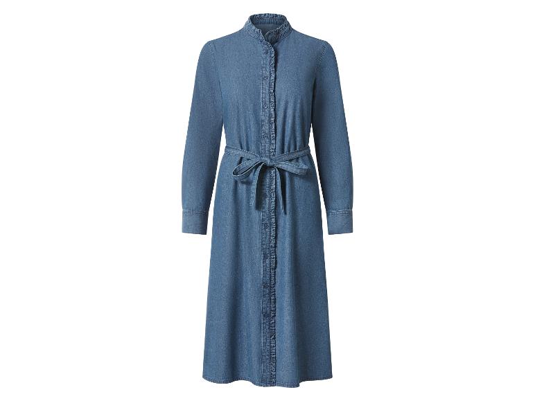 Robe longue en jean bleu avec col montant et ceinture.