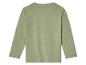 Un t-shirt vert à manches longues.