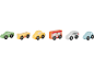 Six véhicules jouets en bois : voiture verte, remorque jaune, pick-up jaune, bus orange, SUV blanc, voiture bleue.