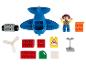 Un avion LEGO bleu avec une hélice, une figurine, des briques et des accessoires