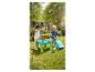 Enfants jouant avec une table d'eau et une machine à bulles dans le jardin.