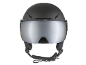 Casque de ski noir avec visière argentée et jugulaire réglable.