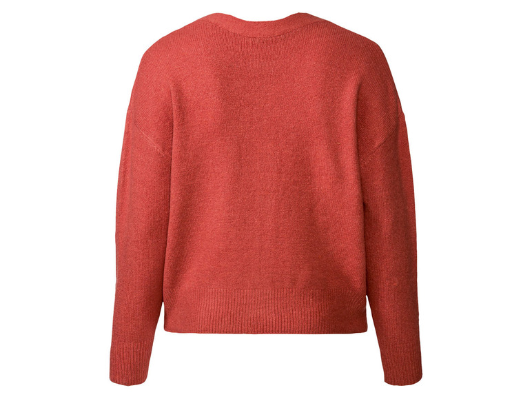 Un pull en maille orange à manches longues.