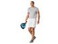 Homme portant un short et un t-shirt Crivit, tenant une raquette de paddle.