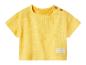 T-shirt jaune à manches courtes avec boutons en bois sur l'épaule et étiquette « HAPPY DAY ! ».