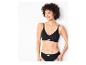 Une femme portant un soutien-gorge et une culotte noirs de Love Cotton.