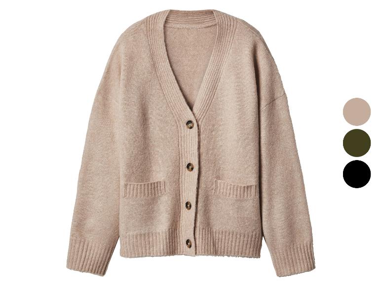 Cardigan beige avec boutons et poches, également disponible en vert et noir.