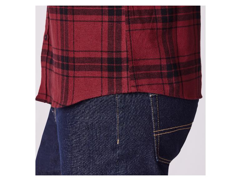 Chemise à carreaux rouge avec jean bleu foncé.