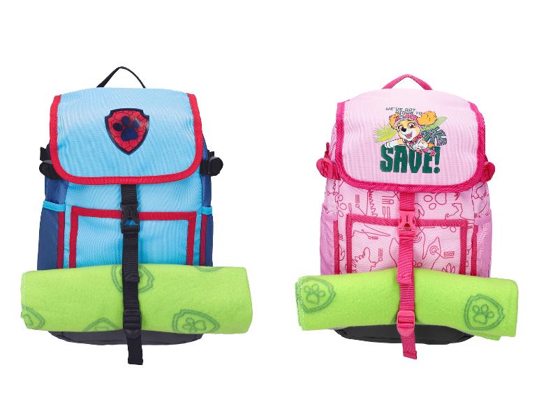 Deux sacs à dos pour enfants avec couvertures roulées : un bleu avec un écusson patte et un rose avec un chiot et le texte « SAVE ! ».