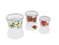 Zucchini, riz et haricots, tomates cerises dans des contenants alimentaires en verre.