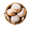 Beignets sucrés dans un panier en osier avec un torchon en lin