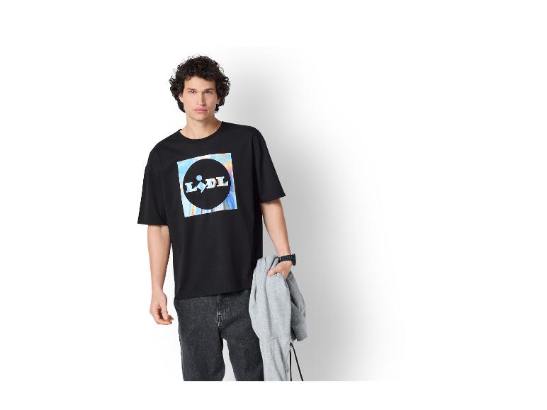 Homme en T-shirt noir avec logo Lidl et jean foncé, tenant un sweat à capuche gris.