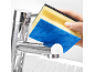 Main nettoyant un robinet de cuisine avec une éponge de nettoyage jaune et bleue.