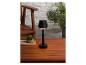 Une lampe noire avec abat-jour sur une table en bois
