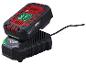 Batterie d'outil électrique rouge et noire en charge sur un chargeur noir avec voyants verts.