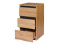 Une commode en bois avec trois tiroirs, dont un est ouvert.