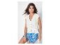 Haut blanc boutonné et shorts bleus à motifs : vêtements d'été.