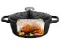 Cocotte en fonte noire avec un poulet rôti, de l'ail et des herbes à l'intérieur