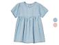 Robe chasuble en jean pour enfant, disponible en bleu et rose.