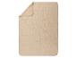 Couverture beige à motif géométrique et doublure en polaire douce.