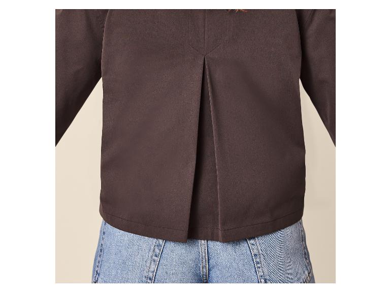 Chemisier marron foncé avec un pli dans le dos, porté avec un jean.