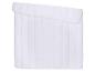 Couette blanche matelassée, pliée en diagonale.