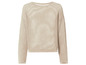 Pull beige à manches longues.