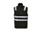 Gilet de travail noir avec bandes réfléchissantes et poches.