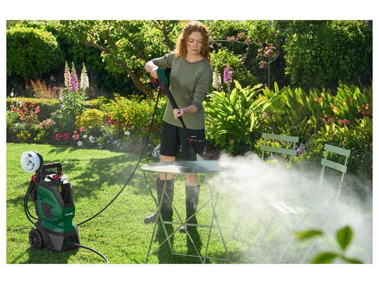 Femme nettoyant une table de jardin avec un nettoyeur haute pression PARKSIDE.