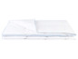 Une couette blanche avec une bordure bleue, pliée