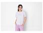T-shirt blanc et pantalon lila pour femme.