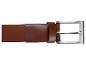 Une ceinture en cuir marron avec une boucle argentée