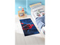 Un tapis bleu avec Spiderman pour une chambre d'enfant.